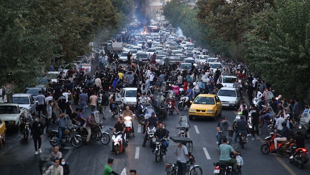 Large demonstrations take place again and again in Iran (archive image). (Bild: APA/AFP)