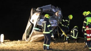 Die Feuerwehren sicherten den absturzgefährdeten BMW in Sierning mit einer Seilwinde ab. (Bild: laumat)