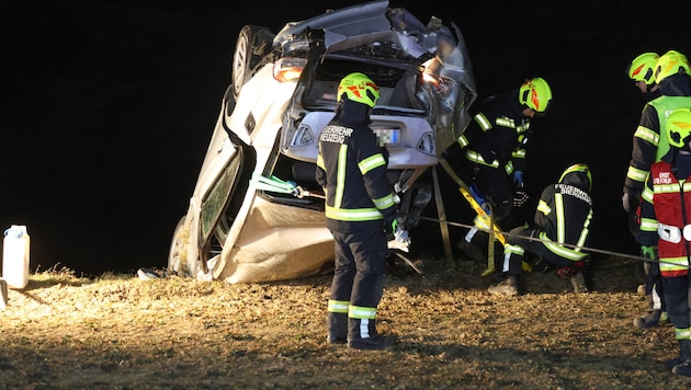 The fire department used a cable winch to secure the BMW in Sierning, which was in danger of crashing. (Bild: laumat)