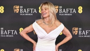 Pamela Anderson strahlte ohne Make-up bei der Verleihung der BAFTA-Preise in London. (Bild: AFP)