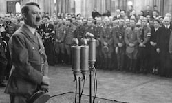 Adolf Hitler spricht nach Österreichs Anschluss an das Deutsche Reich vor ranghohen ...