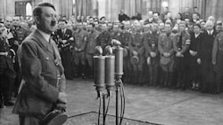 Adolf Hitler spricht nach Österreichs Anschluss an das Deutsche Reich vor ranghohen ...