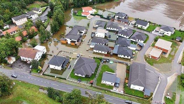 Am schlimmsten erwischte das Hochwasser im September 2024 diese Siedlung in Mauerkirchen im Innviertel. Große Schäden waren die Folge. (Bild: FF Mauerkirchen)