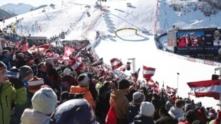 Die Fans sorgten für ein Super-Spektakel. (Bild: APA/TOBIAS STEINMAURER / APA / picturedesk.com)