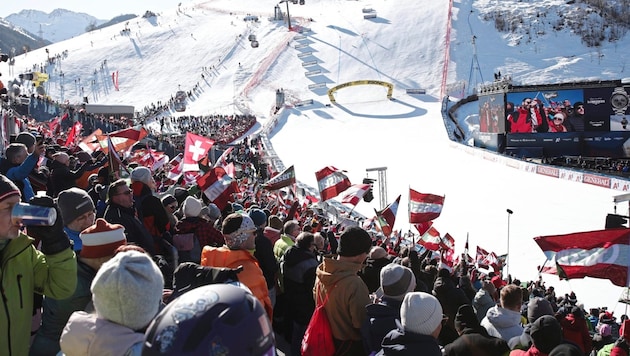 The fans provided a super spectacle. (Bild: APA/TOBIAS STEINMAURER / APA / picturedesk.com)