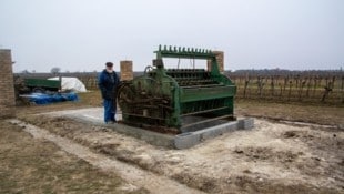 Pepo Haubenwallner mit der neuen Maschine. (Bild: Charlotte Titz)