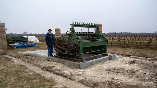 Pepo Haubenwallner with the new machine. (Bild: Charlotte Titz)