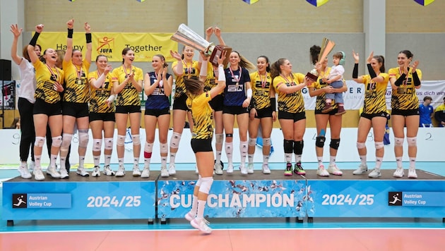 The Post girls celebrated their victory in the Cup final. (Bild: GEPA pictures)