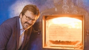 Ber Horner Bürgermeister Gerhard Lentschig vor dem geöffneten Biomassekessel.