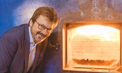 Ber Horner Bürgermeister Gerhard Lentschig vor dem geöffneten Biomassekessel.