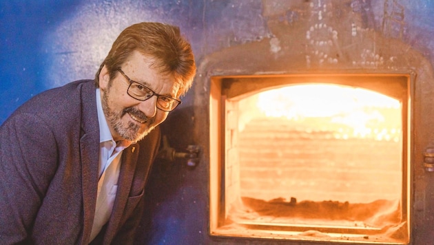 Ber Horner Bürgermeister Gerhard Lentschig vor dem geöffneten Biomassekessel.