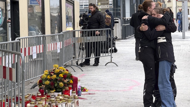 Dead streets in the carnival stronghold of Carinthia. Tears and sympathy at the scene from friends of the victims. (Bild: APA/GERD EGGENBERGER)