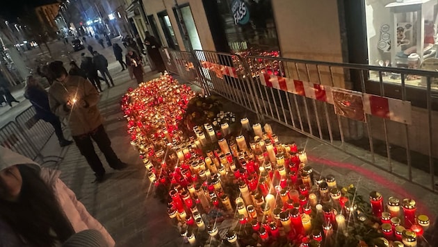 Candles in memory of the victims of the attack. (Bild: Jennifer Kapellari)