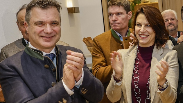 Strong result, great jubilation: Farmers' Association leader Rupert Quehenberger with the soon-to-be governor Karoline Edtstadler (Bild: Tschepp Markus)