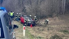 Das Auto blieb am Dach liegen. (Bild: FF Kreggab)