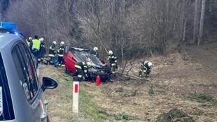 Das Auto blieb am Dach liegen.