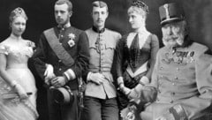 Der strenge Kaiser Franz Joseph (ganz rechts). Links von ihm: Schwiegertochter Stephanie, Sohn Rudolf, Neffe Otto, Nichte Josepha (Bild: Krone KREATIV/APA Pcturedesk)