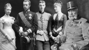 Der strenge Kaiser Franz Joseph (ganz rechts). Links von ihm: Schwiegertochter Stephanie, Sohn ...