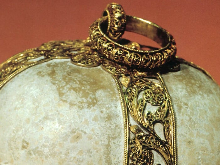 Ein Magenstein, umhüllt von exquisiter Goldschmiedearbeit