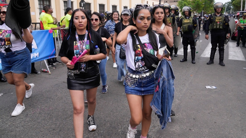 Die besorgten Fans in Lima (Bild: ASSOCIATED PRESS)