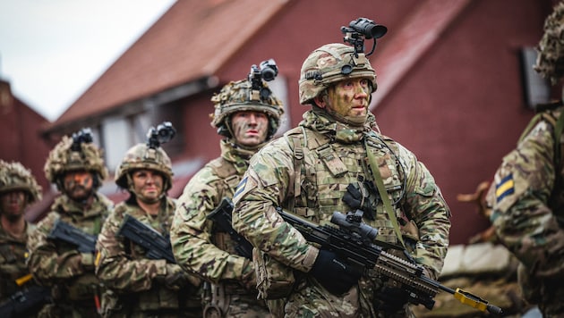 British soldiers train for an emergency. (Bild: AFP/Adrian DENNIS)