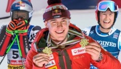 Franjo von Allmen (mi.)  krönte sich in Saalbach zum Doppel-Weltmeister: Gold in Abfahrt und Team-Kombi. Lauren Macuga (re.) stellte ihr großes Talent mit der Bronzemedaille im Super-G unter Beweis. Alice Robinson (li.) gewann mit Silber im Riesentorlauf das erste WM-Edelmetall in der Ski-Geschichte Neuseelands. (Bild: Krone KREATIV/Christof Birbaumer / Sepp Pail / )