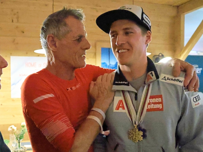Raphael Haaser jubelte über zwei Medaillen – Papa Rene war sichtlich stolz.