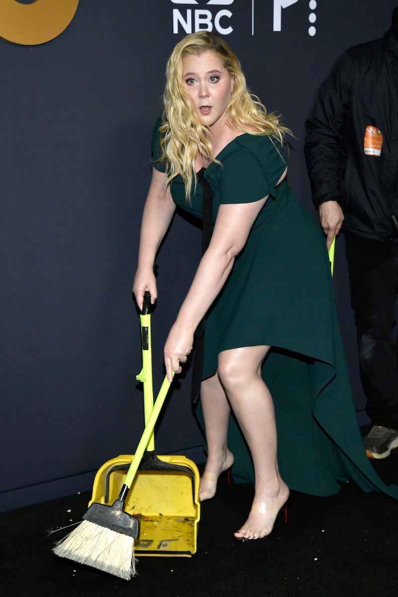 ... and Amy Schumer came with a broom and dustpan to clean up after the actress. (Bild: AP/Photo by Evan Agostini/Invision)