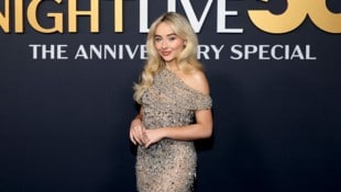 Sabrina Carpenter ließ im Naked-Dress tief blicken. (Bild: Getty Images via AFP)