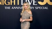 Sabrina Carpenter ließ im Naked-Dress tief blicken.