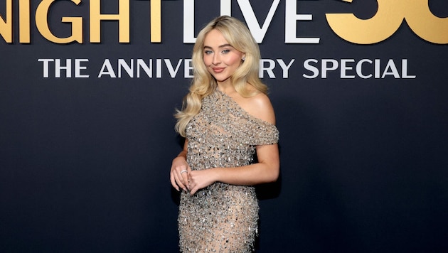 Sabrina Carpenter showed off her naked dress. (Bild: AFP/Getty Images via AFP)