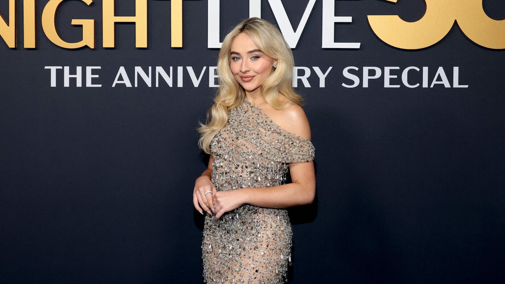 Promis Bei SNL50 Sabrina Carpenter Strahlend Sch n Im Naked Dress 