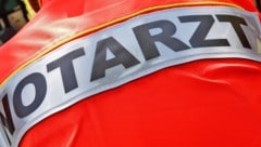 Nach der Erstversorgung durch den Notarzt kam der Pensionist ins Krankenhaus. (Bild: Birbaumer Christof)