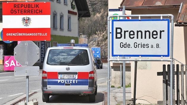 Officers from the Brenner police station picked up the murder suspect. (Bild: Birbaumer Christof)