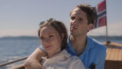 Die Bürgerliche Sonja (Gina Bernhoft Gørvell) und Sindre Strand Offerdal als Prinz Harald