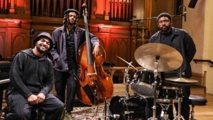 Mit Tyrone Allen am Bass und Kayvon Gorden am Klavier kommt Pianist Sullivan Fortner am Sonntag, ...