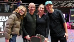 Strahlende Sieger: Tennis-Ikonen Andre Agassi und Steffi Graf posieren nach ihrem Sieg beim ...