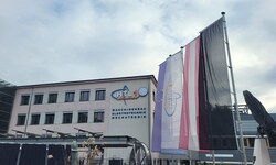 Die schwarze Fahne weht im eisigen Wind vor einer betroffenen Schule.