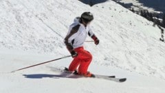 Ohne Helm geh‘ ich nicht auf die Piste, dürfte sich der Skifahrer wohl gedacht haben (Symbolbild). (Bild: Birbaumer Christof)