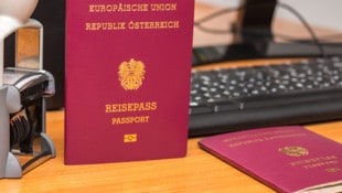 Vor der Urlaubsreise unbedingt das Ablaufdatum beim Reisepass prüfen: Ab Juli ist für die Neuausstellung deutlich mehr zu berappen als bisher. (Bild: IVAN GALKIN)