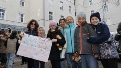 „Lasst uns unsere Schule“: Kinder, Eltern und Lehrer geben die Hoffnung nicht auf. (Bild: Tschepp Markus)