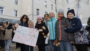 „Lasst uns unsere Schule“: Kinder, Eltern und Lehrer geben die Hoffnung nicht auf. (Bild: Tschepp Markus)