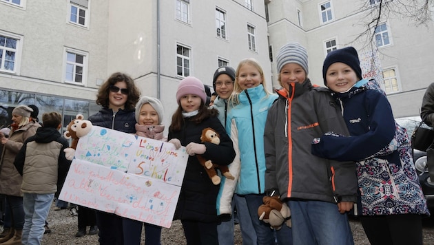 „Lasst uns unsere Schule“: Kinder, Eltern und Lehrer geben die Hoffnung nicht auf. (Bild: Tschepp Markus)