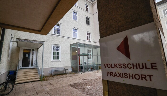 Die Uhr tickt: Das Schulgebäude soll schon bald abgerissen werden.