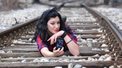 Ein Selfie auf den Bahngleisen, vielleicht als „Challenge“? Das endet oft tödlich.