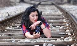 Ein Selfie auf den Bahngleisen, vielleicht als „Challenge“? Das endet oft tödlich.