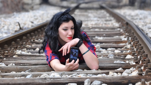 Ein Selfie auf den Bahngleisen, vielleicht als „Challenge“? Das endet oft tödlich. (Bild: Ivan - stock.adobe.com)