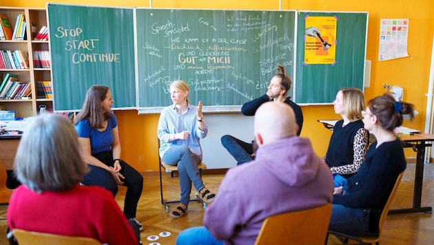 An der Tafel werden die Sorgen gesammelt und dann besprochen. (Bild: Eva Manhart)