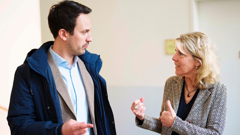 Vizebürgermeister Bildungsstadtrat Christoph Wiederkehr mit Schuldirektorin Erika Tiefenbacher (Bild: Eva Manhart)