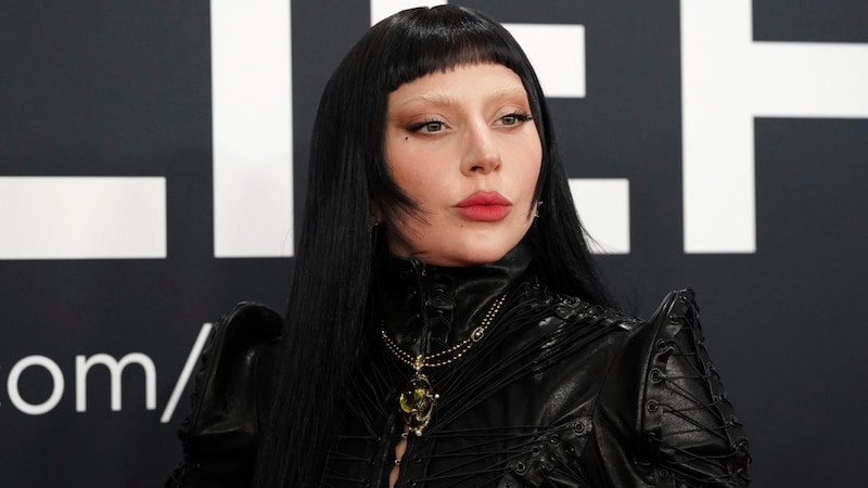 Lady Gaga zeigte sich ebenfalls mit dem „Hime Haircut“ auf dem Red Carpet. (Bild: Jordan Strauss/Invision/AP)